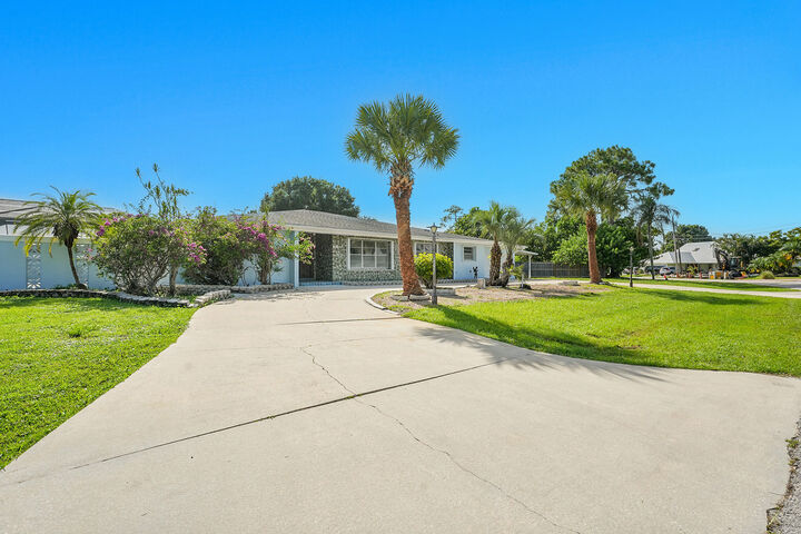 Property Photo: 154 N Naranja Avenue FL 34983