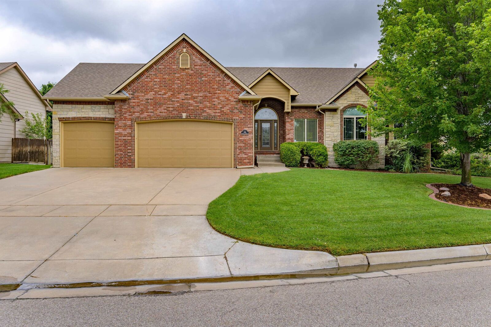 Photo de la propriété:  524 E Crescent Lakes Dr  KS 67002 