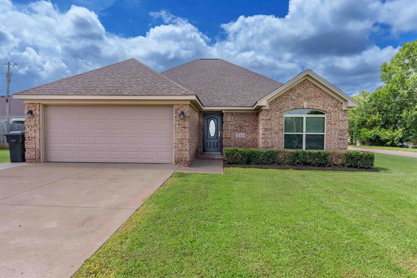 Property Photo:  319 Fulton St  AL 35661 - MUSCLE S 