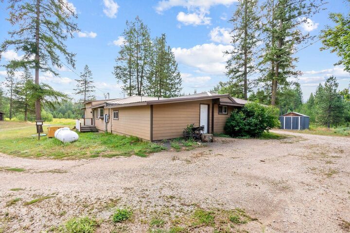 Property Photo:  4395 C Hesseltine Rd  WA 99181 