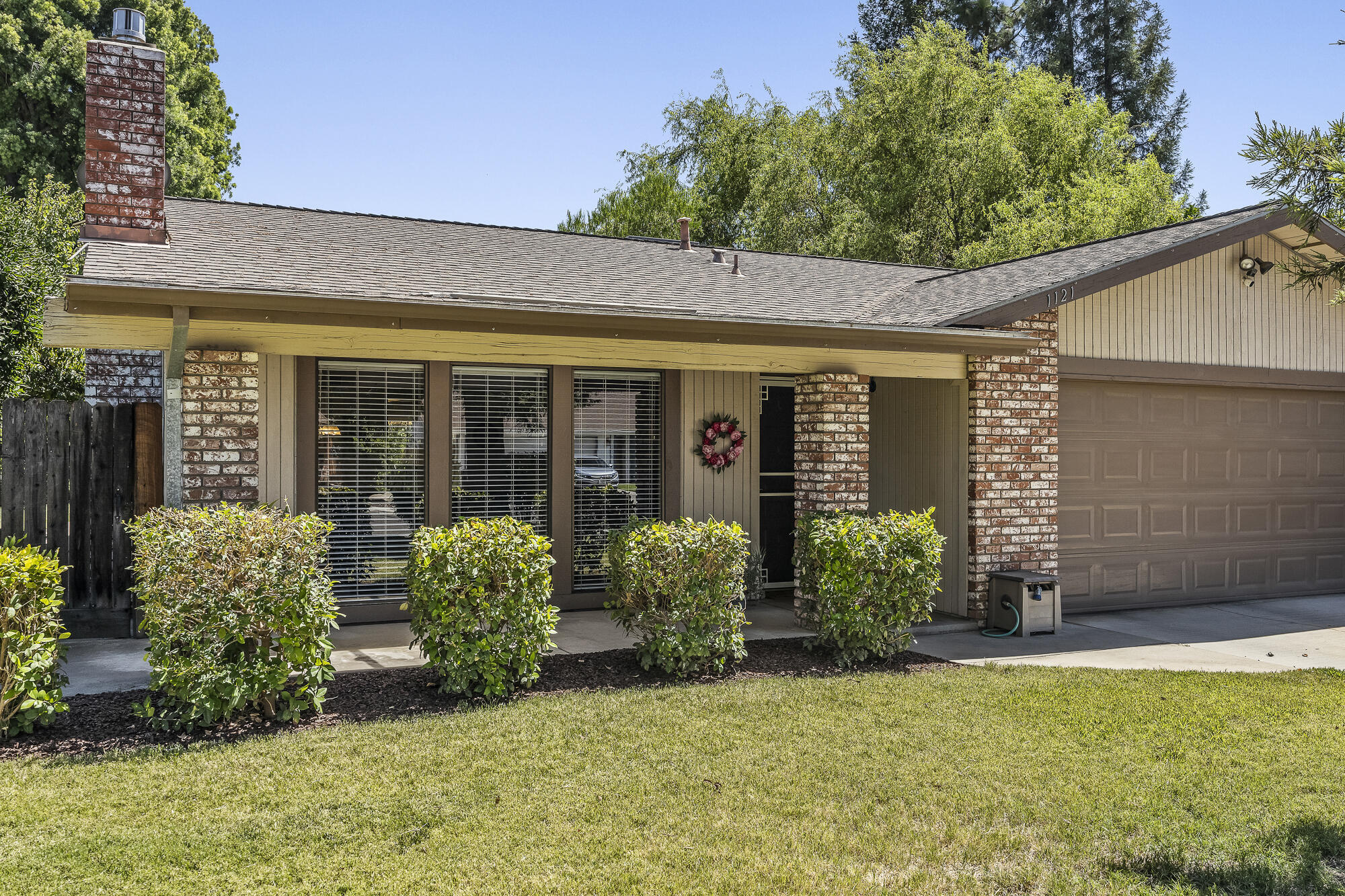 Property Photo:  1121 E Paradise Avenue  CA 93292 