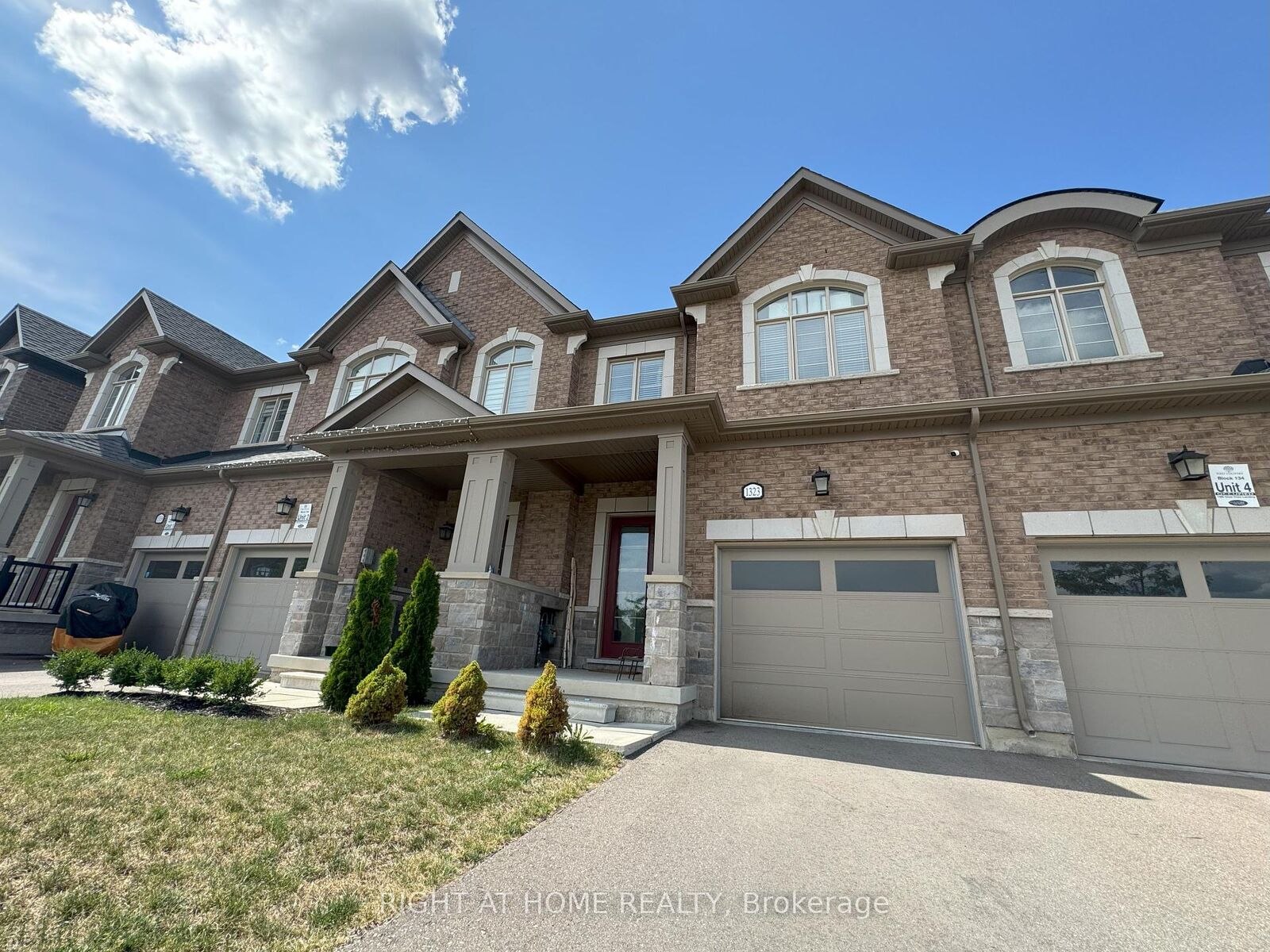 Property Photo: 1323 Chee Chee Landing ON L9E 1L3