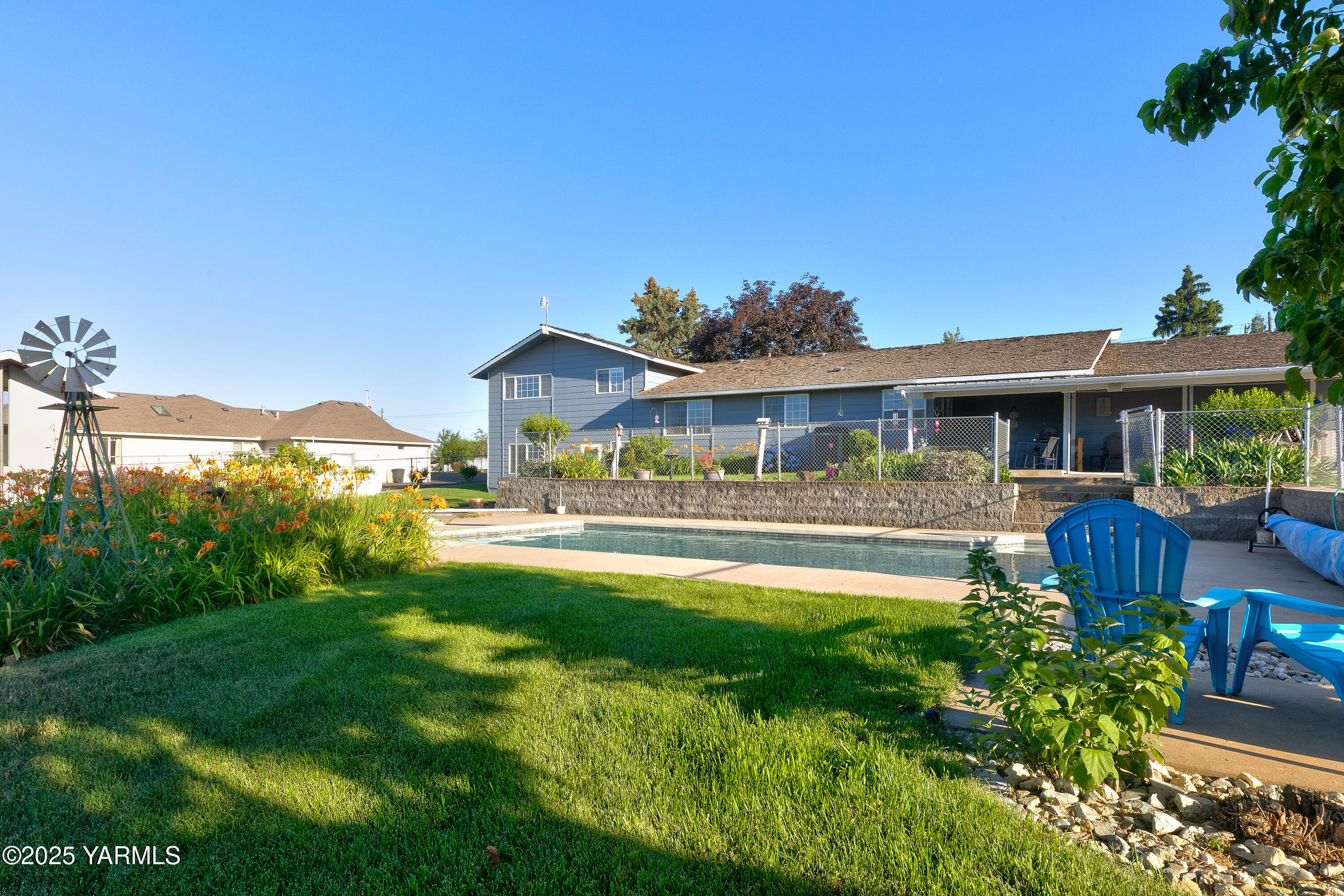 Property Photo: 10903 Tieton Dr WA 98908