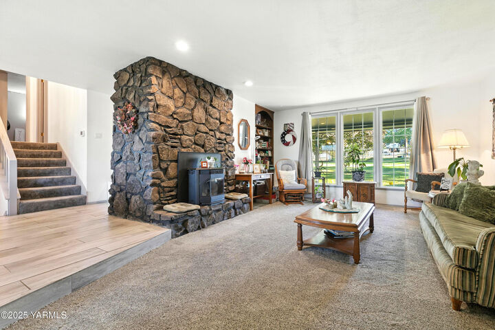 Property Photo: 10903 Tieton Dr WA 98908