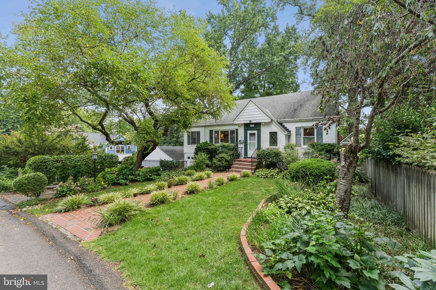 Property Photo:  1811 N Wakefield Street  VA 22207 
