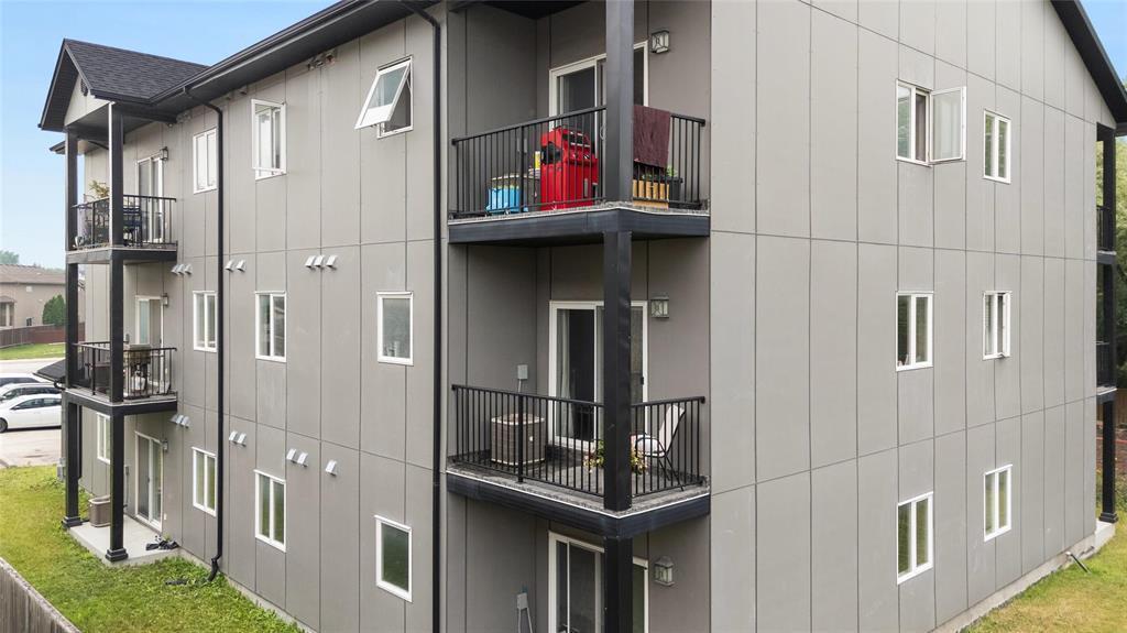 Property Photo: 226 Grassie Boulevard MB R2G 2L6