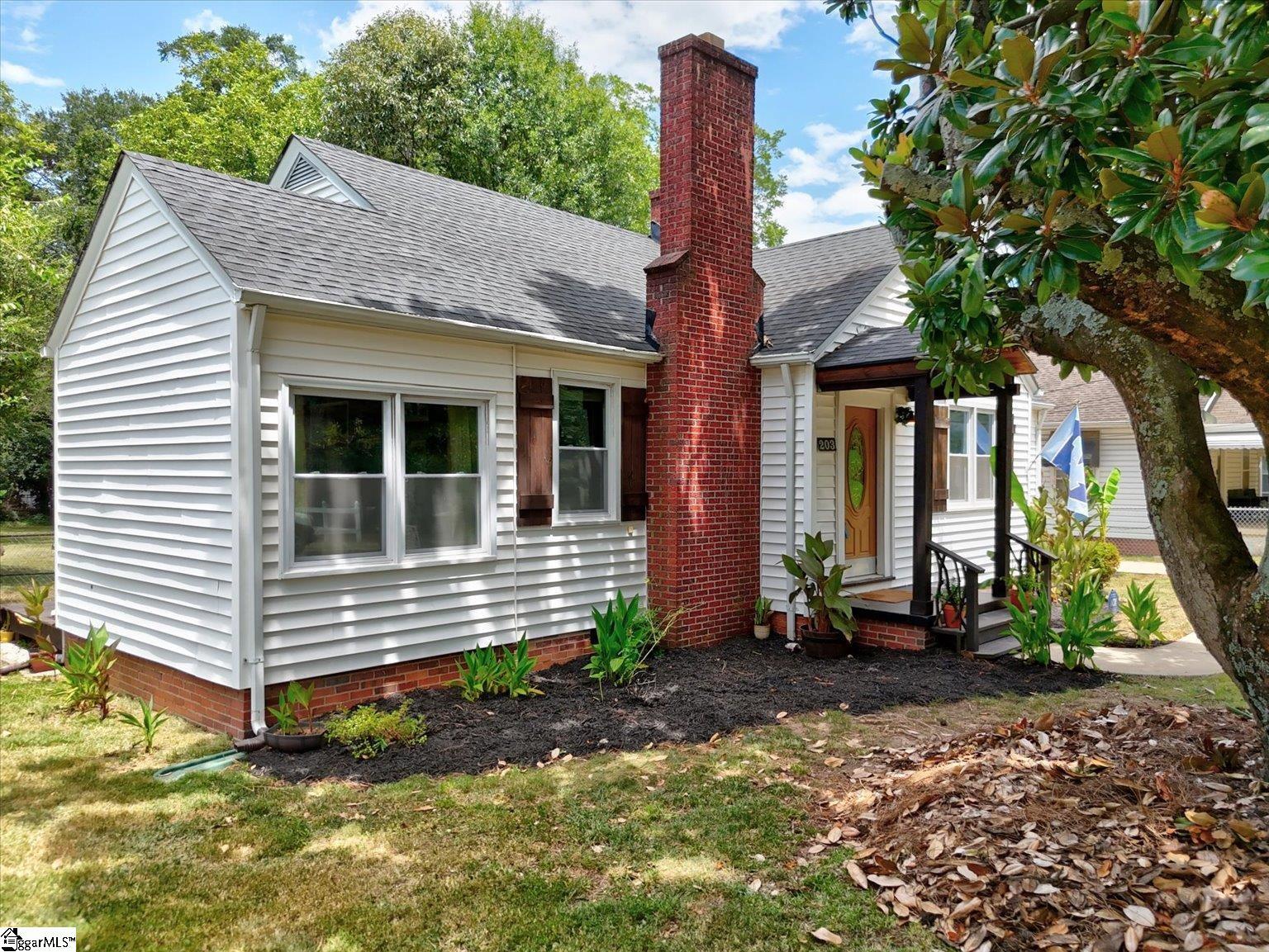 Property Photo: 203 E Arlington Avenue SC 29651
