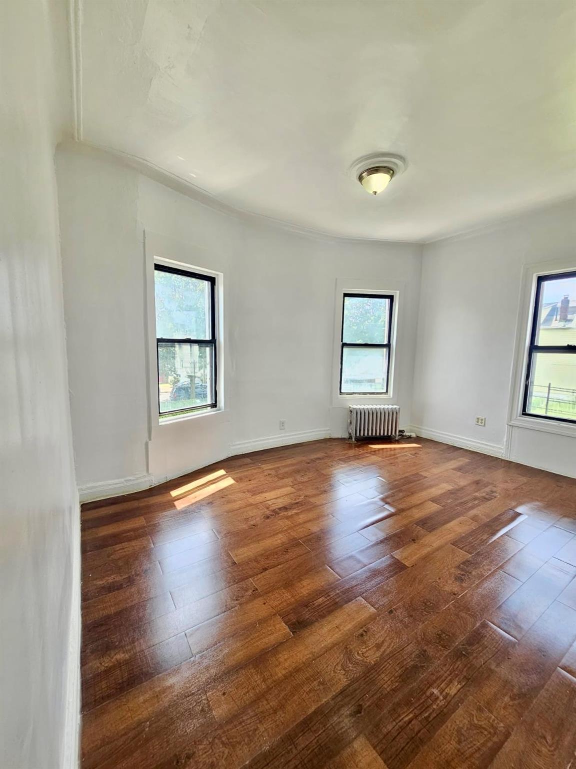 Property Photo: 909 Castle Hill Avenue NY 10473