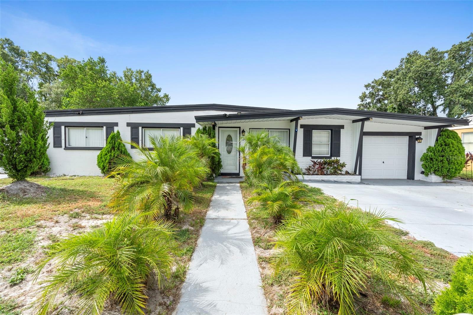 Property Photo: 7308 Hager Way FL 32822