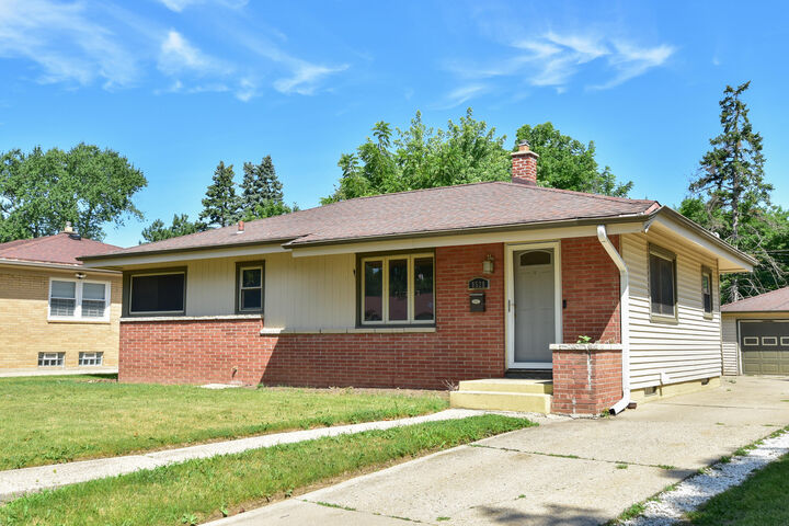 8528 W Arden Pl  Milwaukee WI 53225 photo