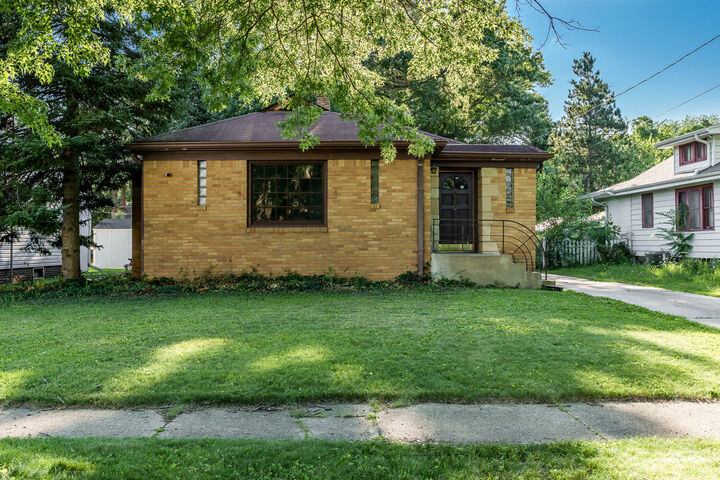 Property Photo:  224 N Rockford Avenue  IL 61107 