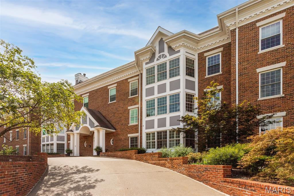 Property Photo: 440 E Lockwood Avenue 104 MO 63119