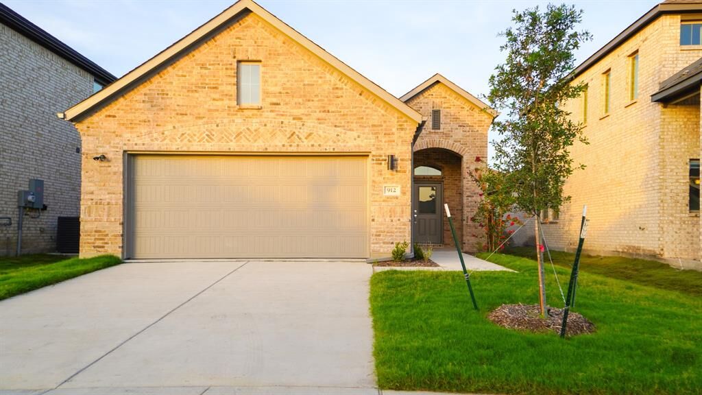 Property Photo: 912 Hazel TX 75166