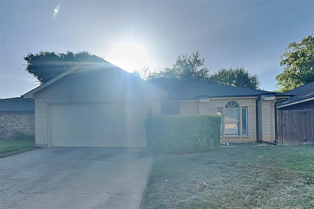Property Photo: 6105 Inks Lake Drive TX 76018