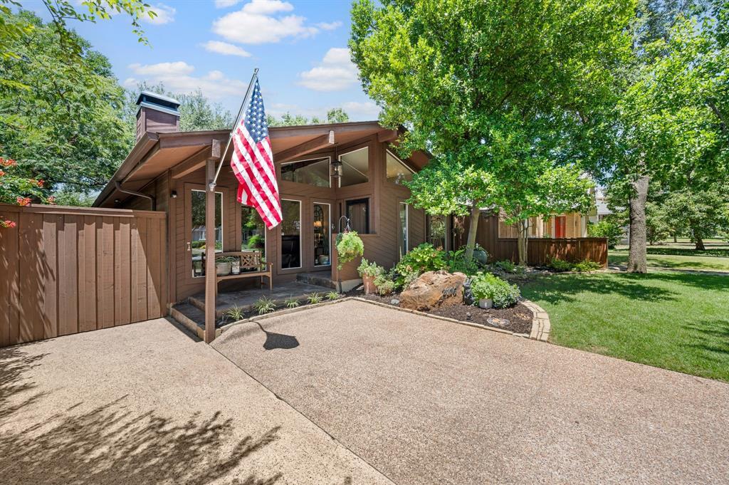 Property Photo: 2116 Hillcrest Street TX 76107