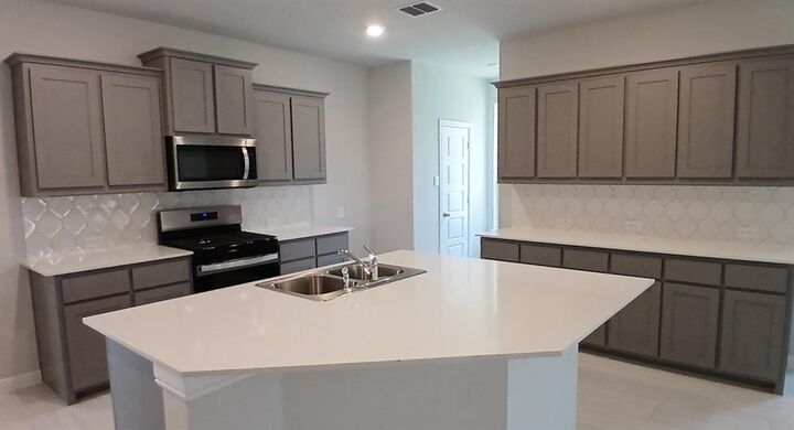 Property Photo: 521 Pendleton Avenue TX 76059