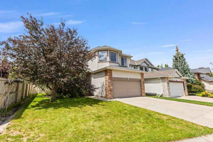 Property Photo:  11 Simcoe Crescent SW  AB T3H 4K6 