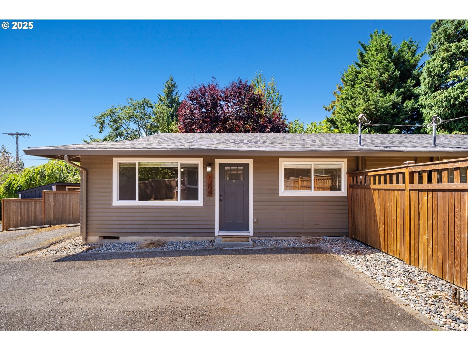 Property Photo:  1204 W McLoughlin Blvd  WA 98660 