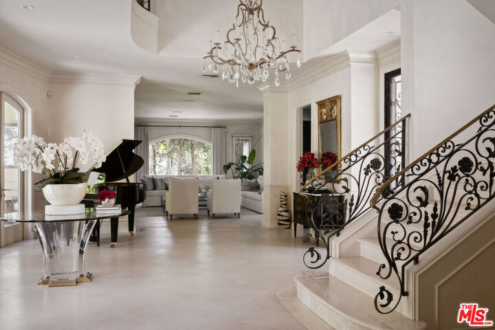 Property Photo:  1160 Chantilly Rd  CA 90077 