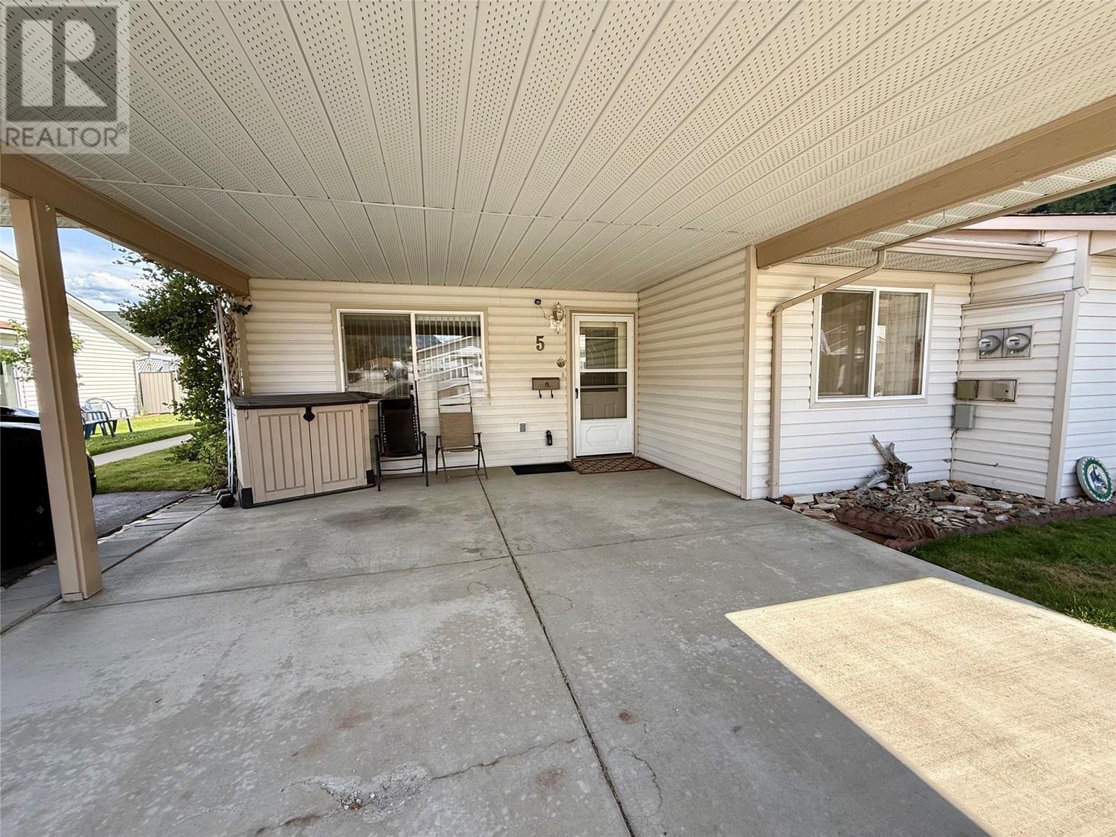 Property Photo:  2210 Columbia Avenue 5  BC V1N 2X1 