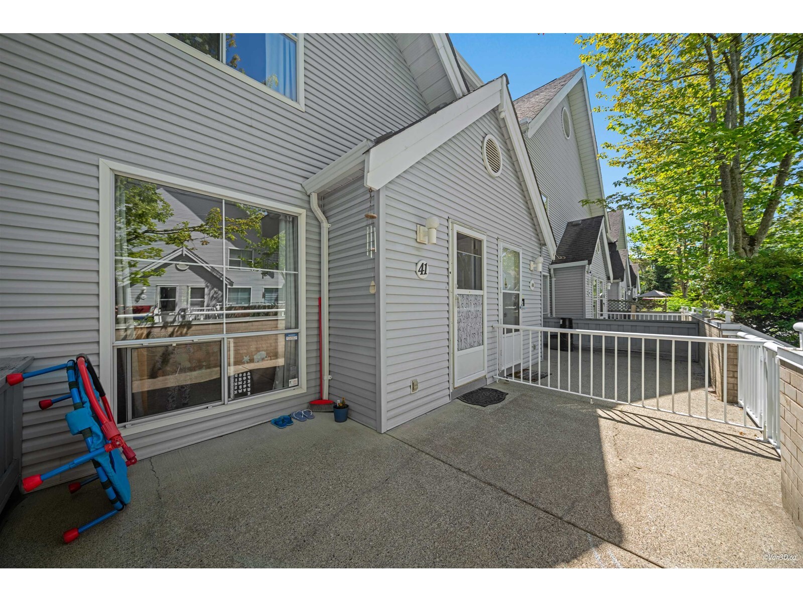 Photo de la propriété: 13706 74 41 BC V3W 1K3