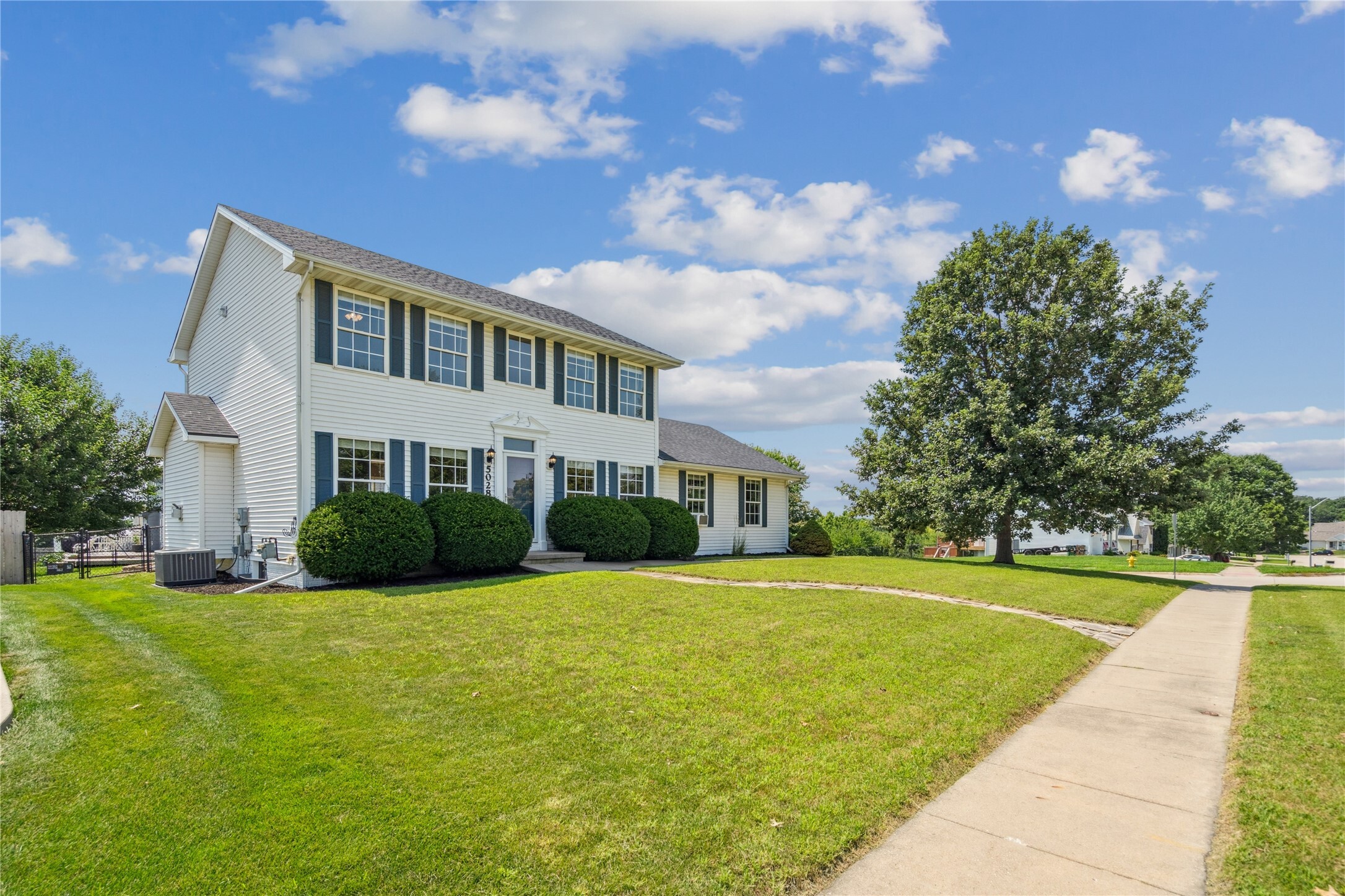 Property Photo: 5028 Oakwood Lane IA 50265