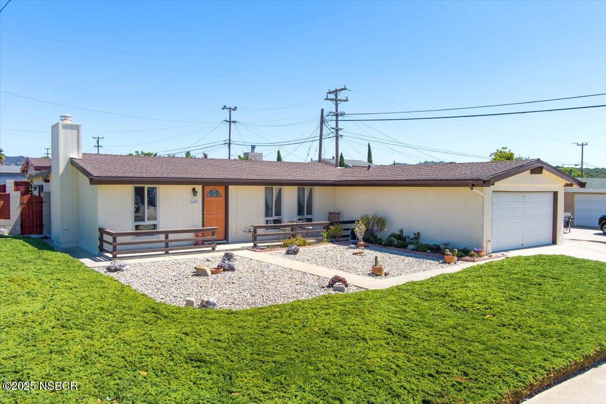 Property Photo: 1409 Calle Pasado CA 93436