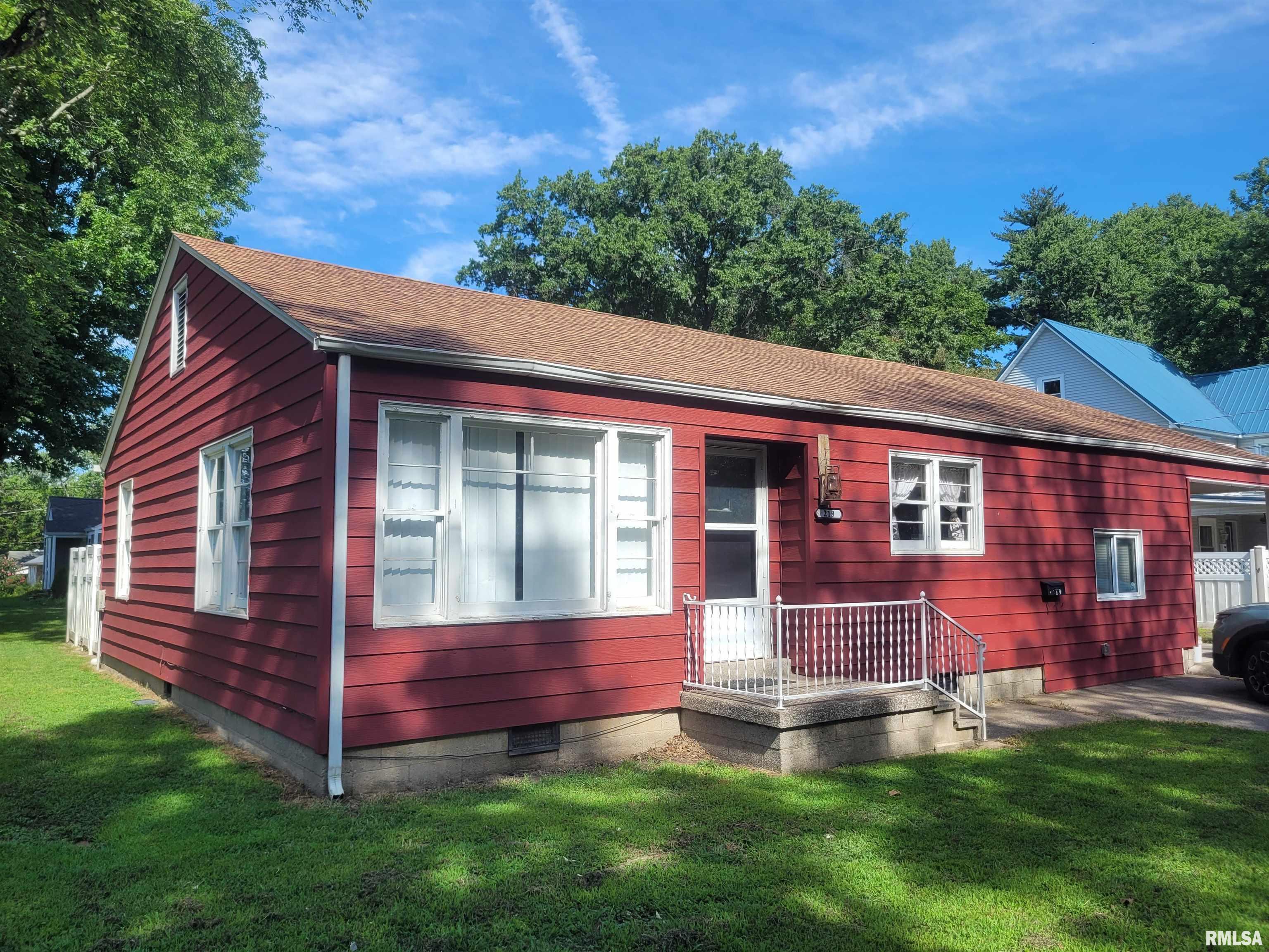 219 S Pope Street  Benton IL 62812 photo