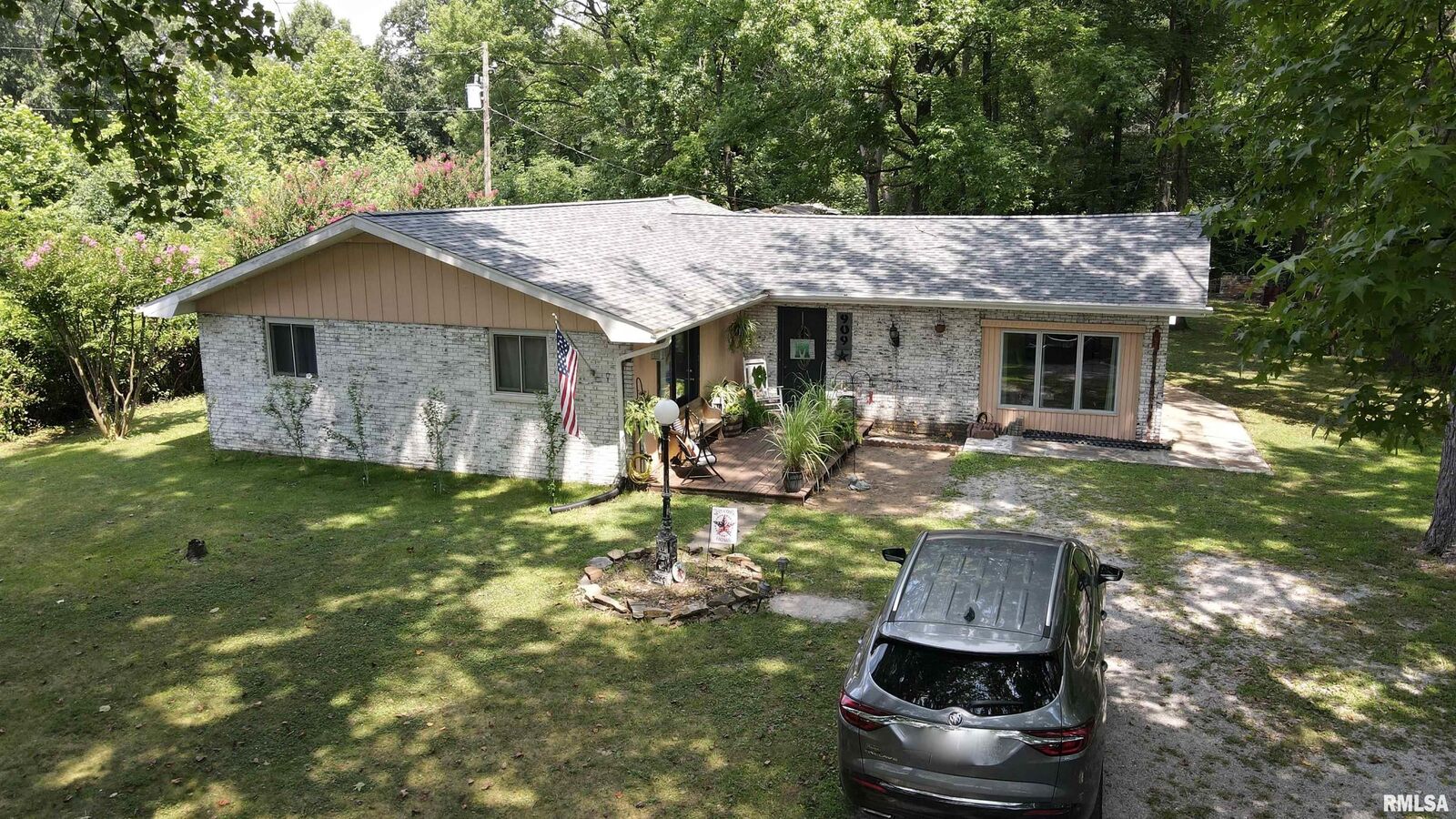 Property Photo:  909 North Road  IL 62896 