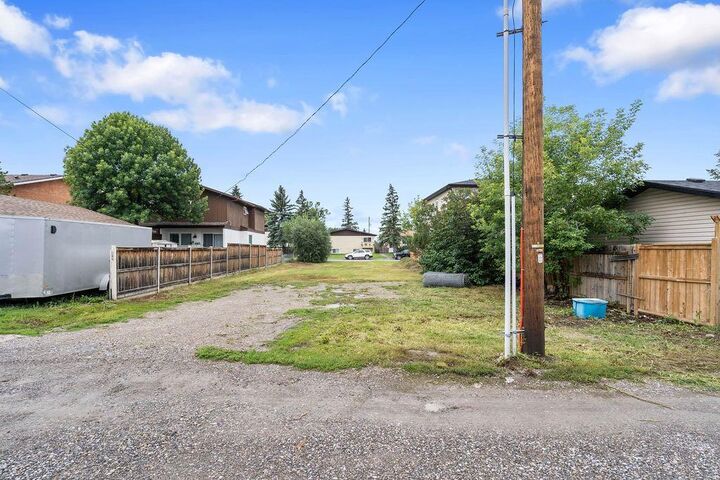 Property Photo: 20 7 Avenue SE AB T1V 1E9