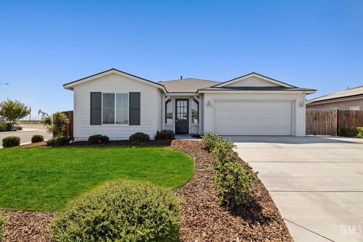 Property Photo: 5817 Eiffel Place CA 93311