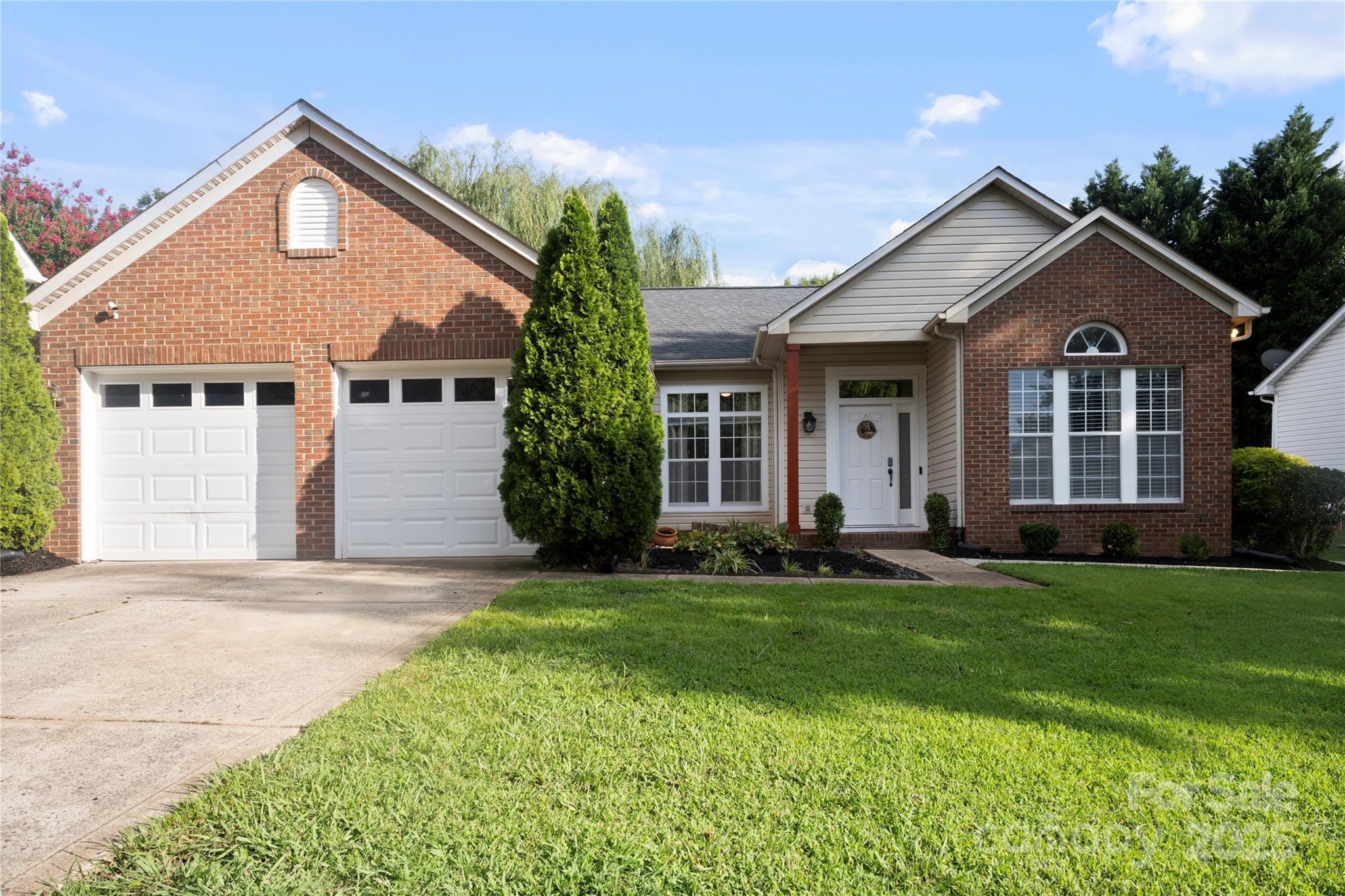 Property Photo: 2703 Yarrow Road NC 28213