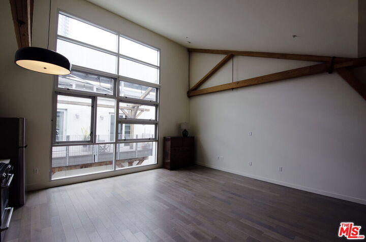 Property Photo:  527 Molino St  CA 90013 