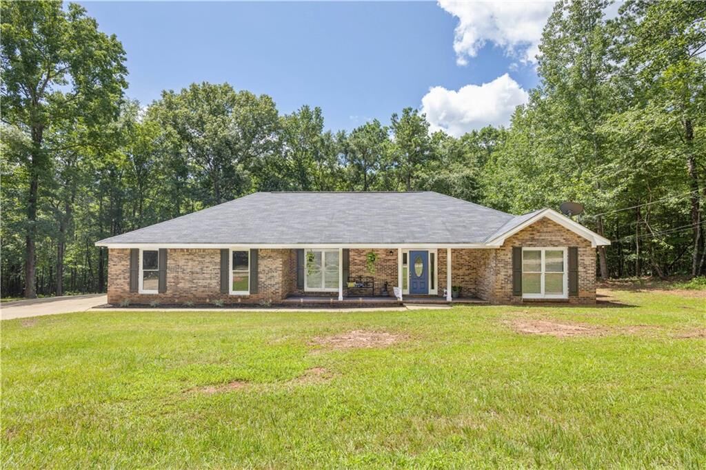 Property Photo:  889 Lee Road 424  AL 36874 