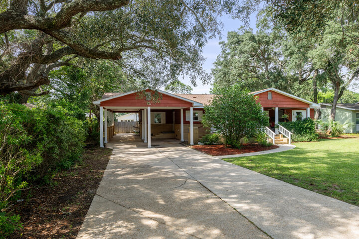 Property Photo: 422 Fairpoint Drive FL 32561