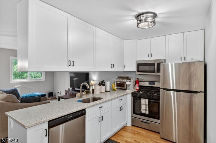 Property Photo:  1 Purgatory Ct 3  NJ 07462 