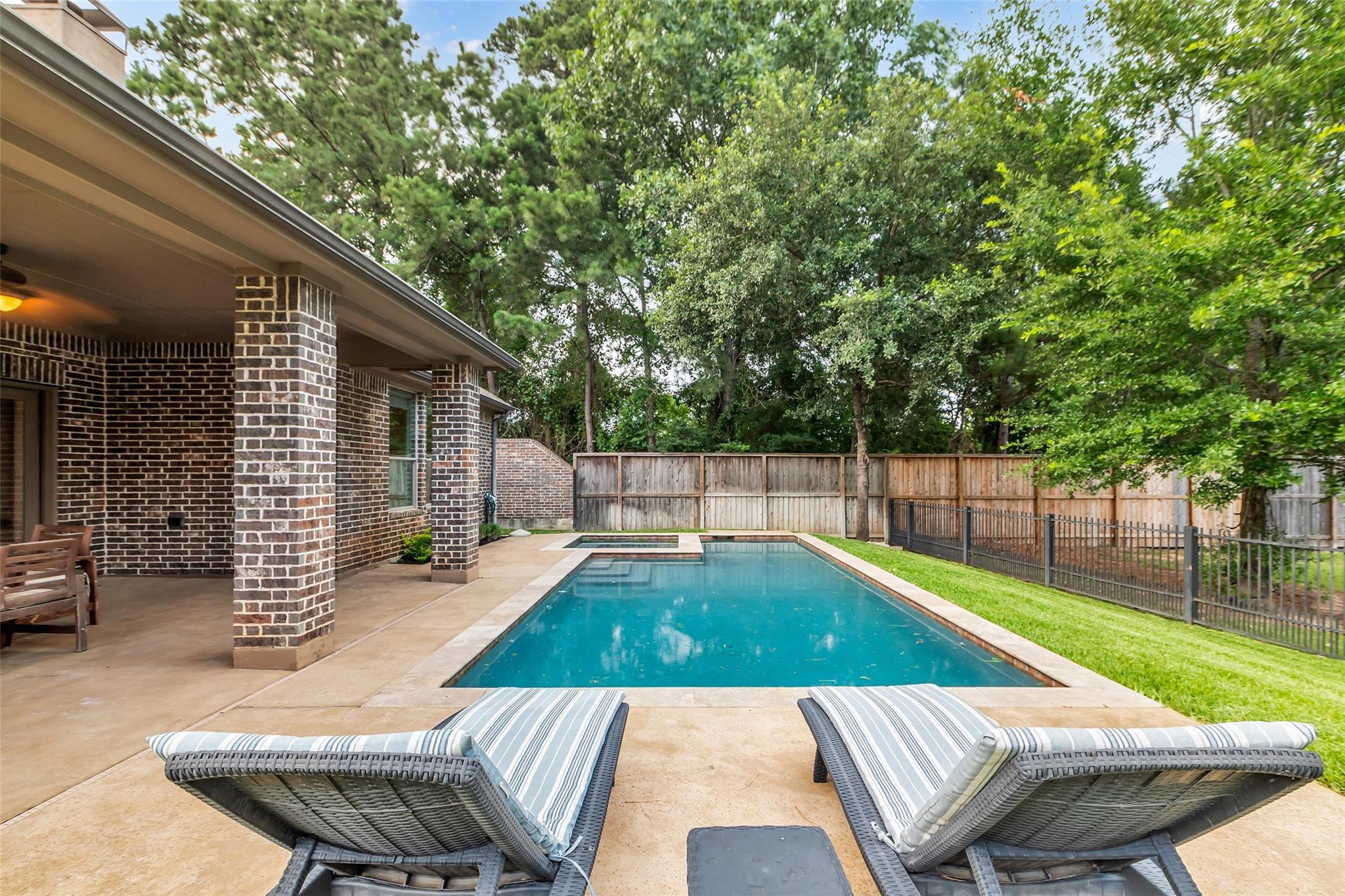 Property Photo: 203 Oarwood Place TX 77389