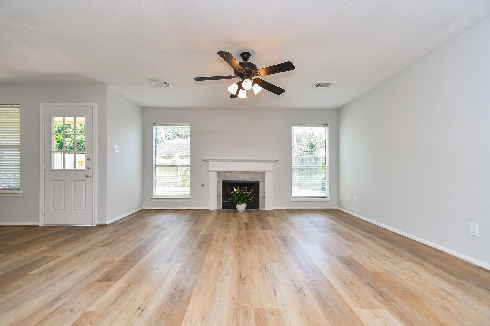 Property Photo: 4211 W Meadows Drive TX 77479