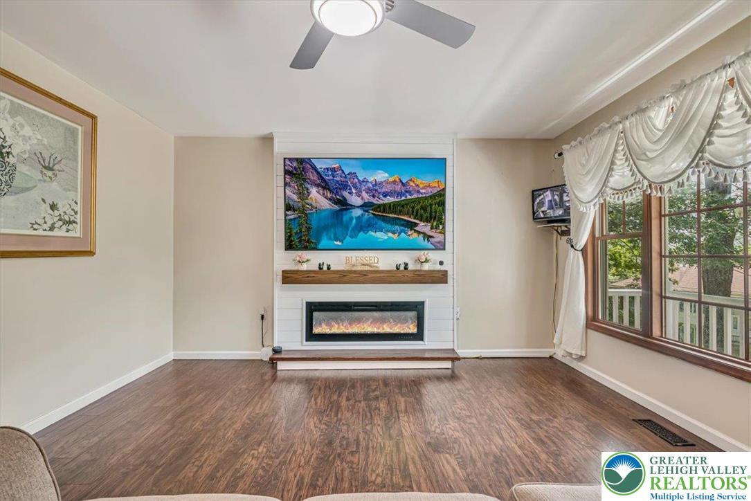 Property Photo:  2414 Woodcrest Drive  PA 18302 