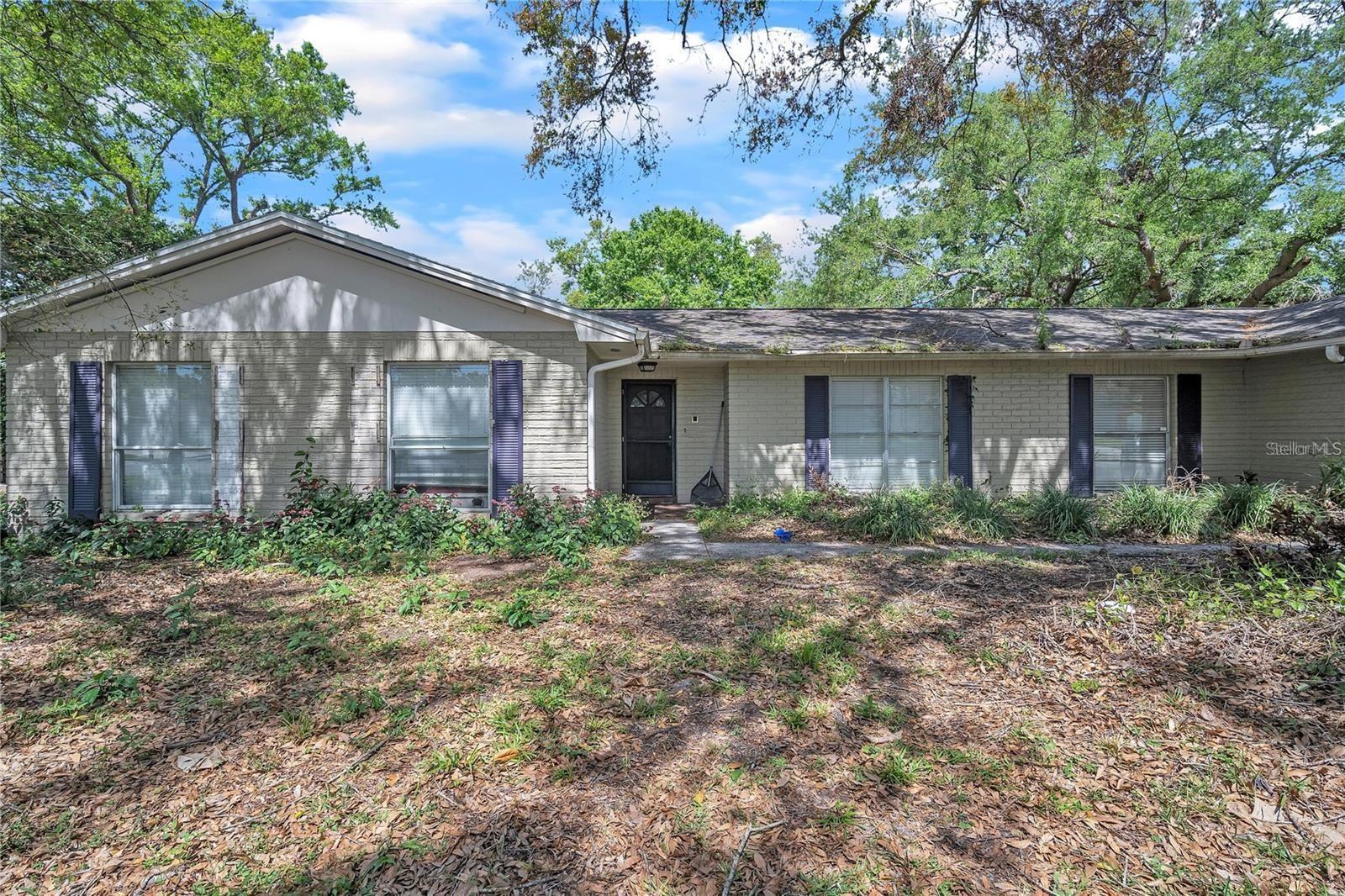 Property Photo: 2210 Wallwood Place FL 33510