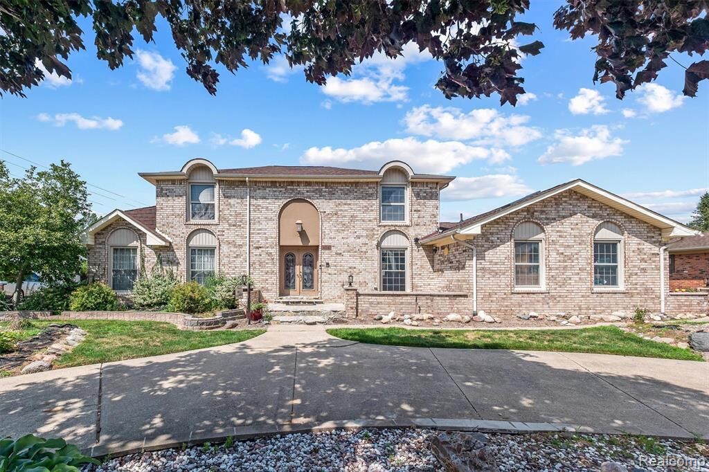 Property Photo:  4041 Twin Lakes Court  MI 48316 1461