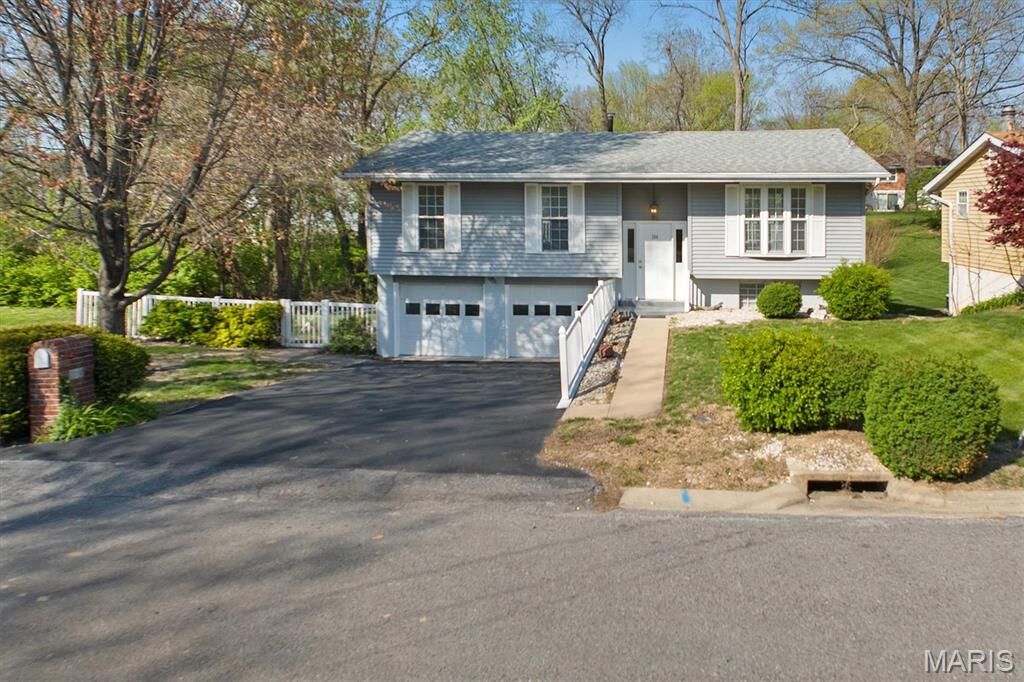 Property Photo:  204 Gaylord Drive  IL 62234 