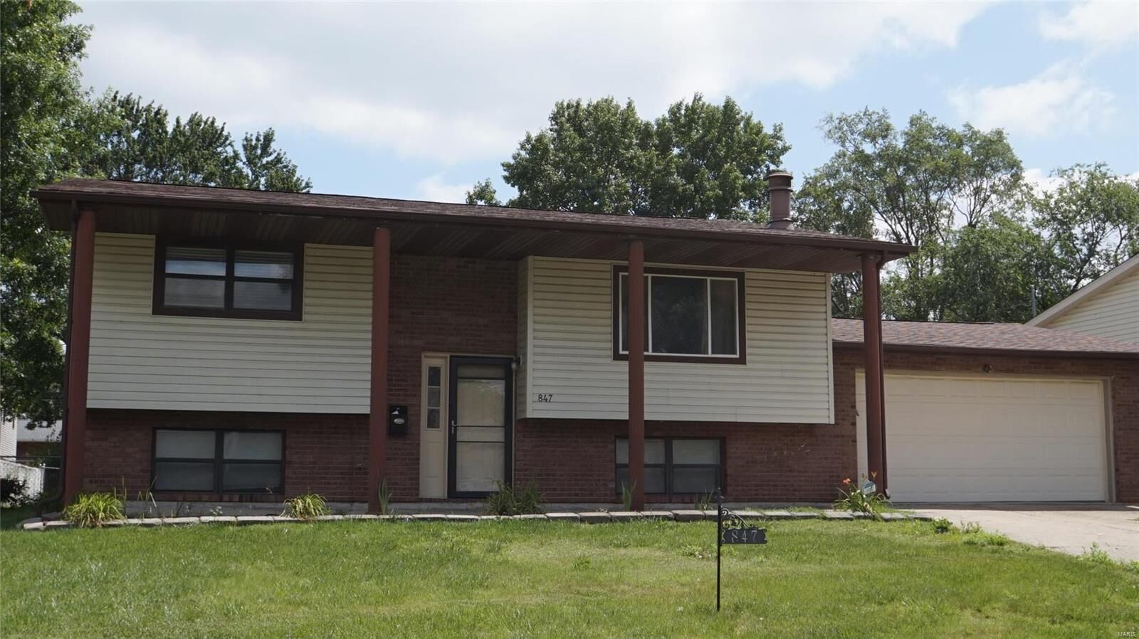 Property Photo: 847 Saint Cletus Drive IL 62206