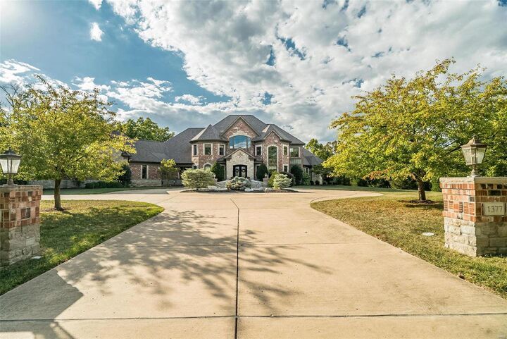 1377 S Mason Road  Town and Country MO 63131 photo