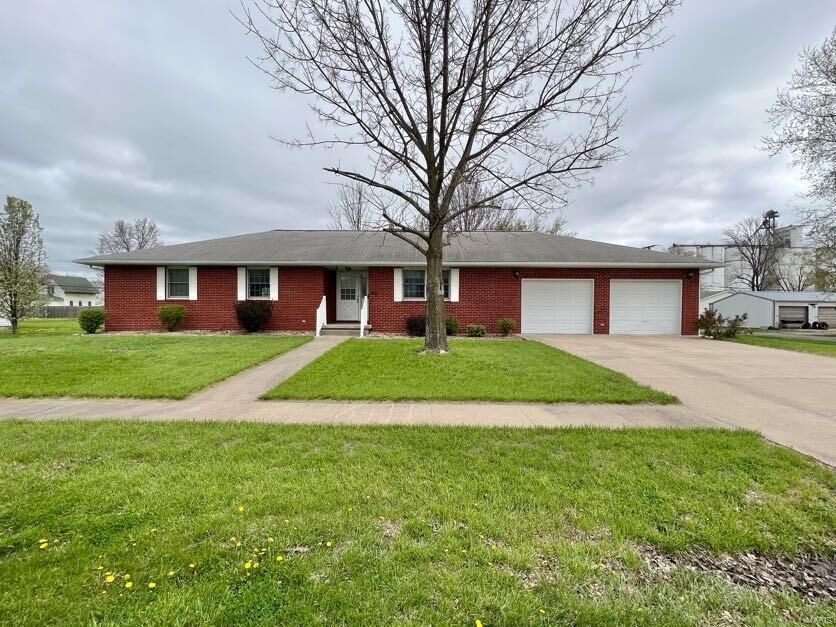 Property Photo: 210 E Walnut Street MO 63468