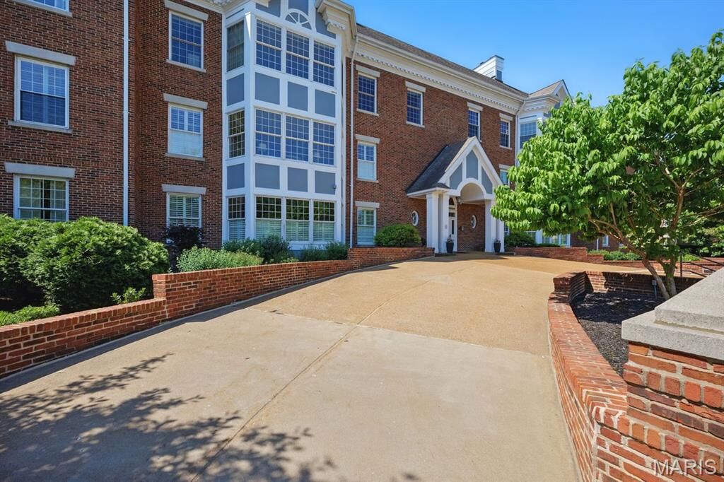 Property Photo: 450 E Lockwood Avenue 103 MO 63119