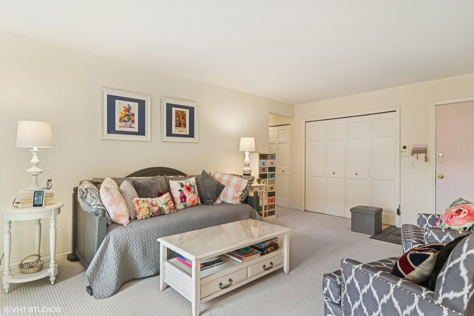 Property Photo: 1102 N Dale Avenue 2C IL 60004
