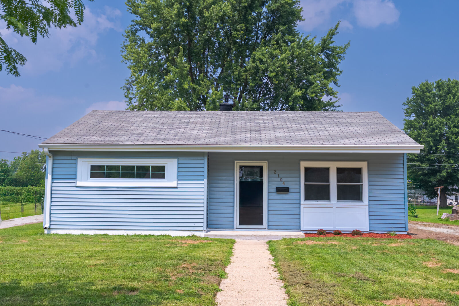 Property Photo: 2104 Chestnut Avenue IL 61081