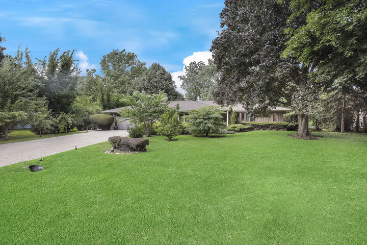 Property Photo:  372 Longacres Lane  IL 60067 