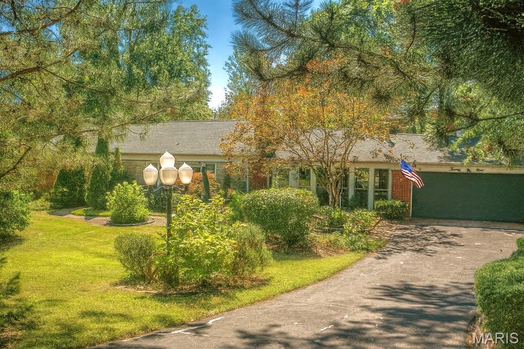 Property Photo:  29 W Sherwood Drive  MO 63114 